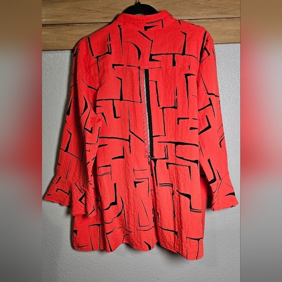 Red and Black Linen Blend Tunic, Zipper down the back, statement sleeves. - Picture 10 of 10